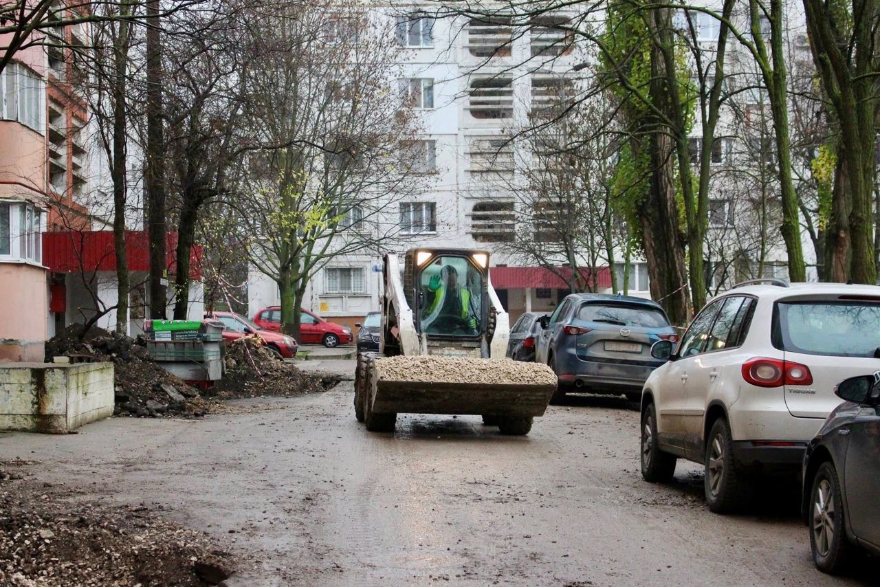 Lucrări amânate pe strada Mircea cel Bătrân: curți de bloc rămase șantiere peste iarnă