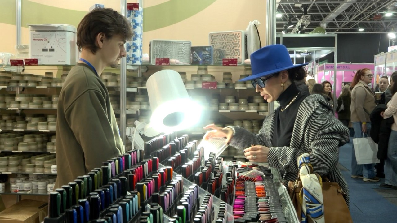 Zeci de femei au venit la Expo Beauty: 300 de branduri din industria frumuseții și-au promovat produsele 