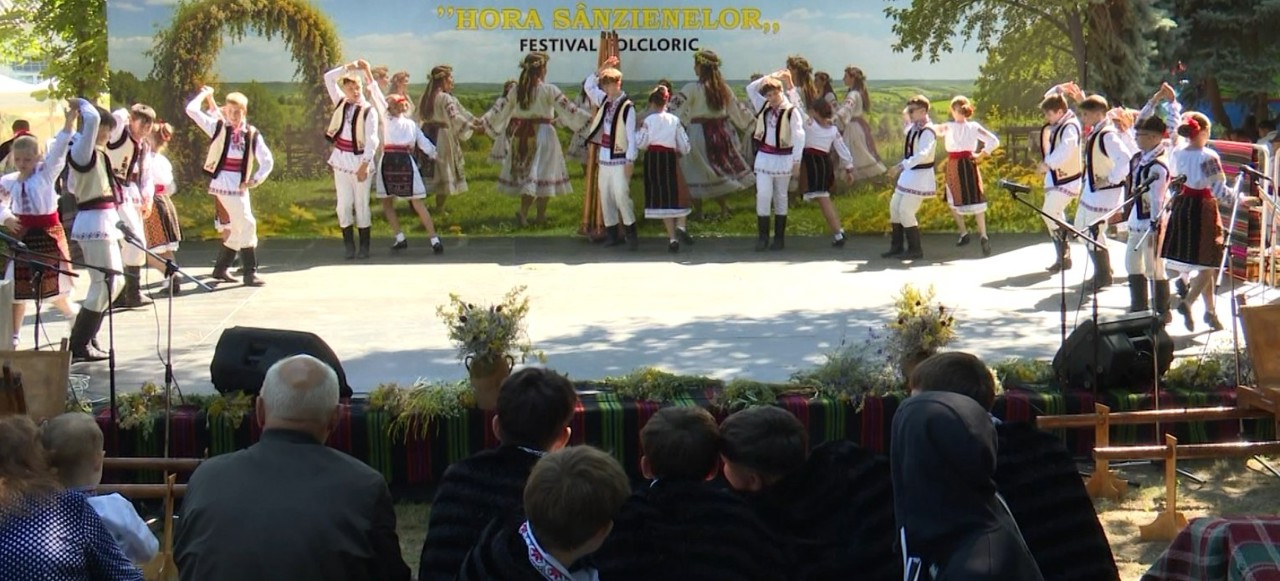 „Hora Sânzienelor”, festival la Telenești: Ansambluri din R. Moldova, România, meșteri populari și sute de vizitatori 