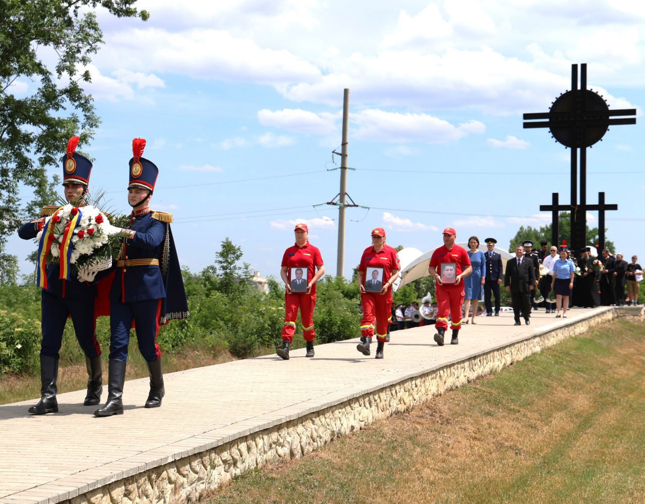 Opt ani de la tragedia de la Haragâș: Membrii echipajului SMURD, căzuți la datorie, comemorați (FOTO)