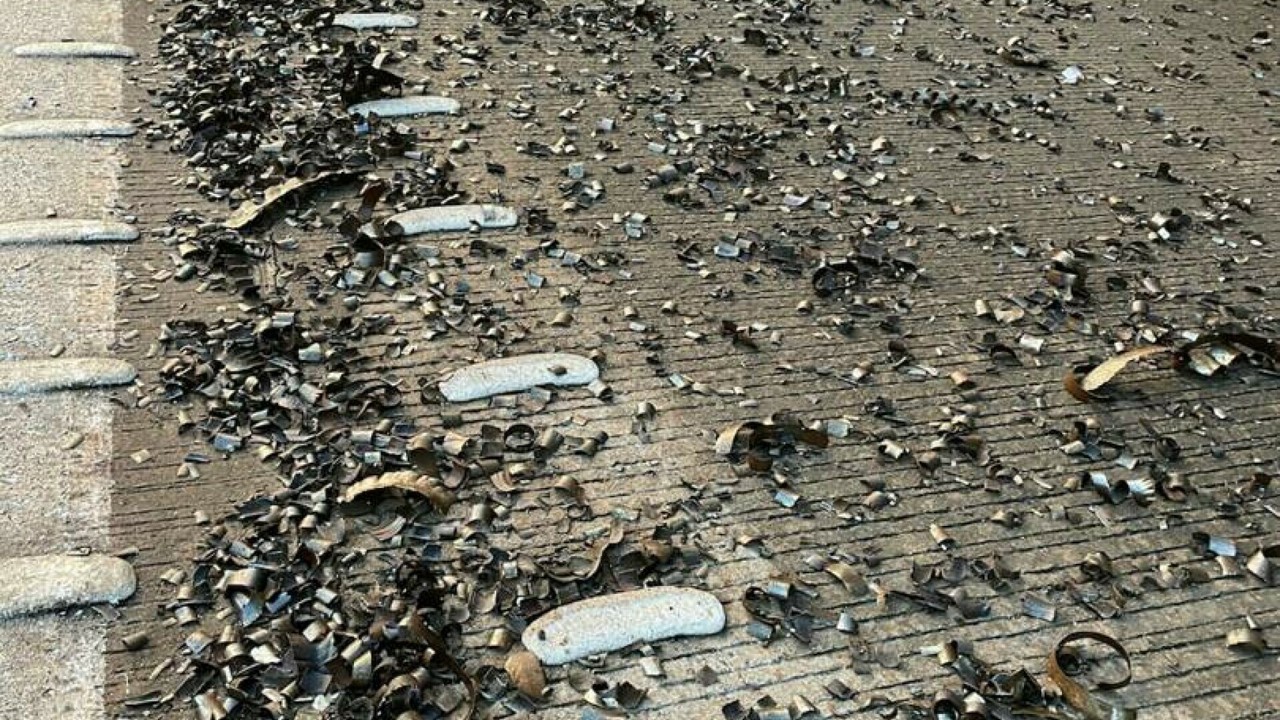 Peste 300 de vehicule au fost avariate, după ce 750 de kilograme de resturi metalice au căzut dintr-un camion pe o autostradă din Australia