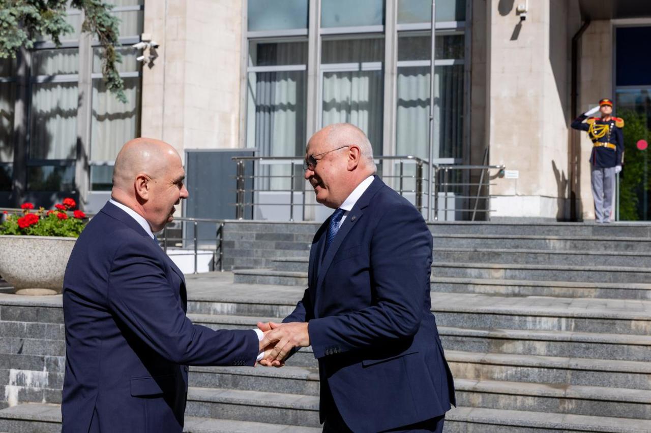 Premierii Alexandru Munteanu și Ilie Bolojan descriu incidentul de la Galați ca fiind „grav și inacceptabil”