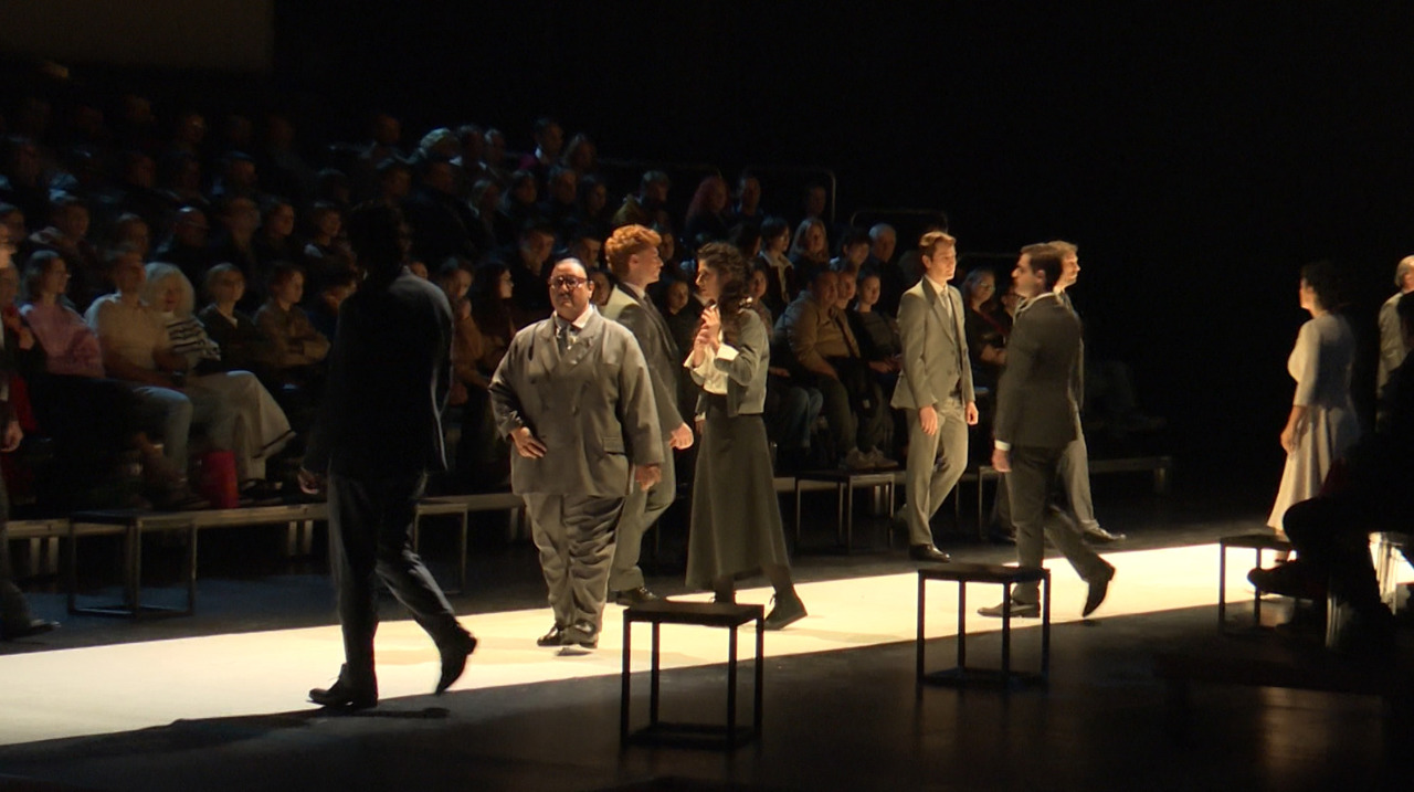 Șase zile de magie teatrală la „United Shakespeare”: festivalul s-a încheiat cu „Hamlet” în regia lui Declan Donnellan