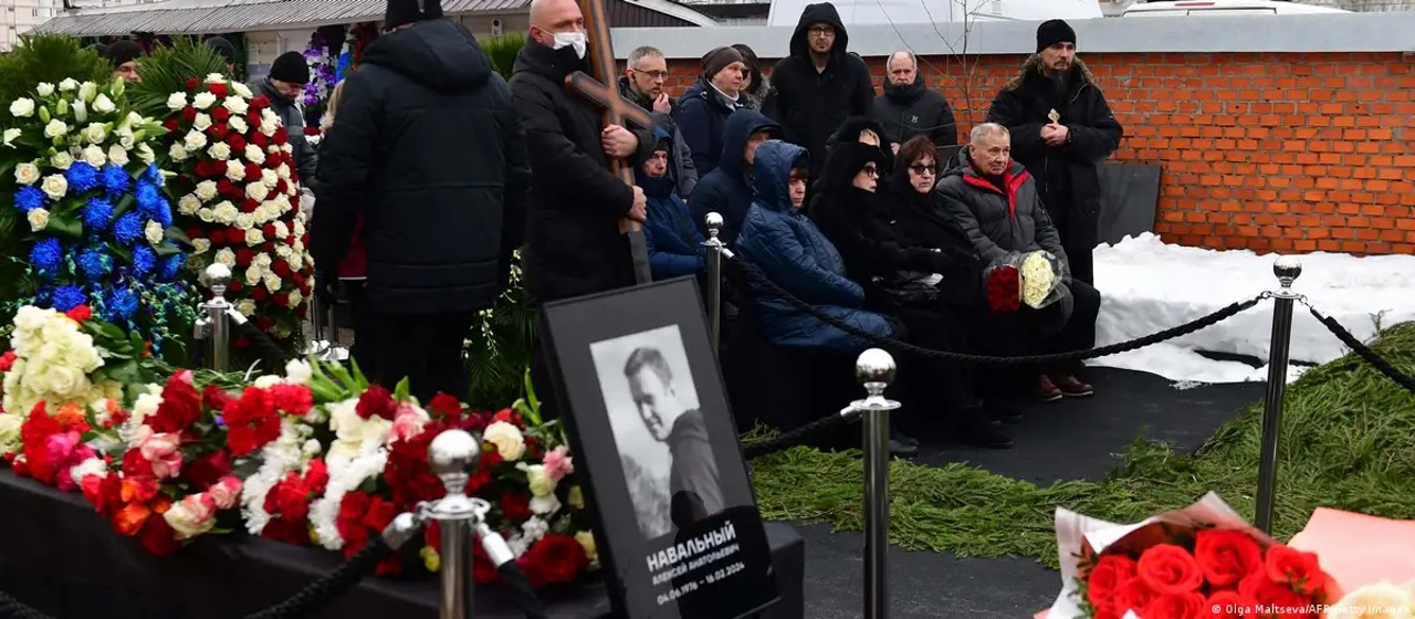 Un activist reținut la înmormântarea lui Navalnîi a raportat violențe 