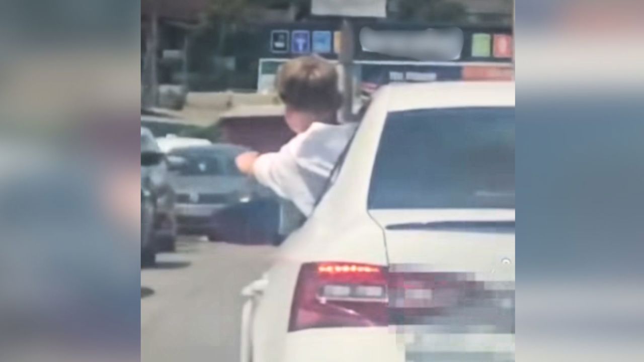 Un copil și-a pus viața în pericol ieșind pe geamul unei mașini. Oamenii legii au sancționat femeia aflată la volanul autovehiculului