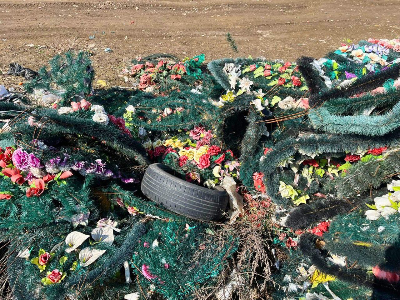 Noi măsuri anti-plastic: coroanele funerare și pungile, pe lista interdicțiilor
