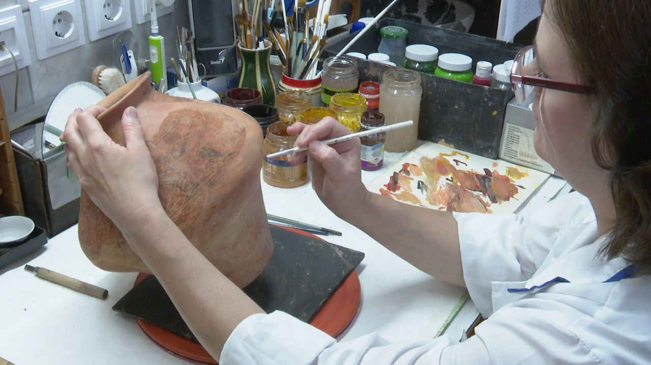 De la vase Cucuteni la icoane și costume populare: Munca invizibilă a restauratorilor