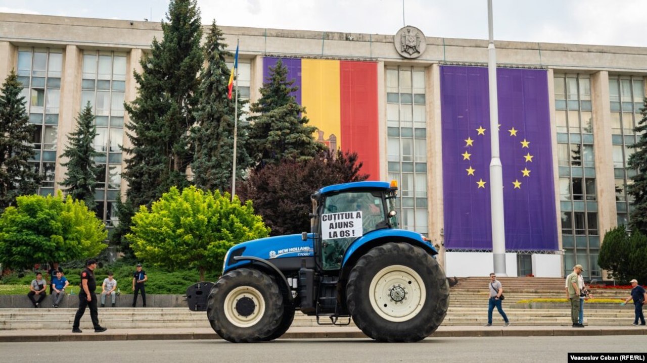 RFE / Tractor în Piața Marii Adunări Naționale, în timpul protestelor agricultorilor din iunie 2023