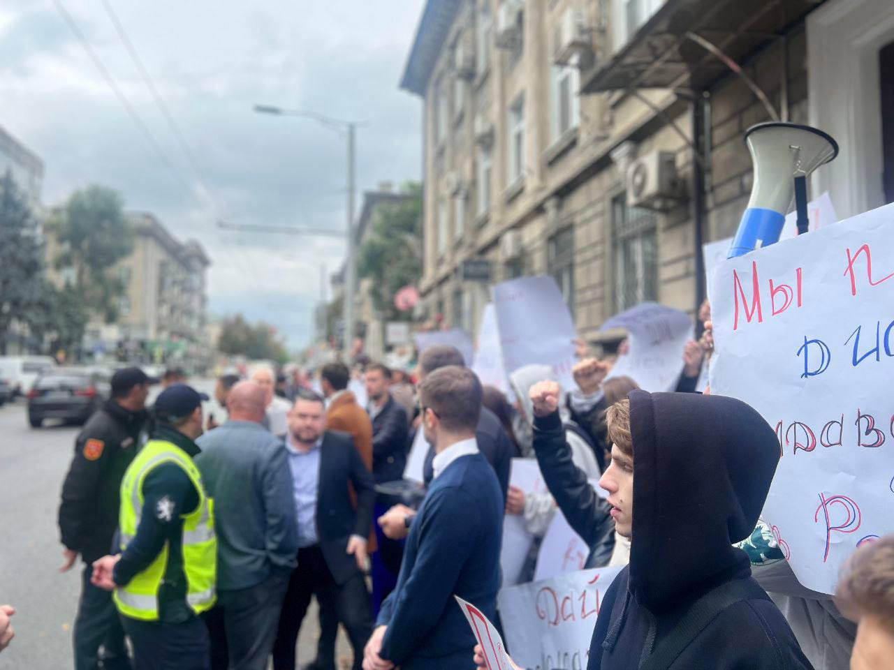 A group of people, led by politicians affiliated with Șor, protested in front of the CEC. Postica: "They are guided by strictly political criteria"