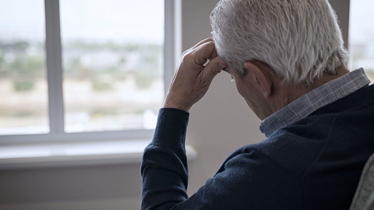 Escrocii s-au prezentat drept angajați ai BNM și i-au cerut bani. Un pensionar din Chișinău a rămas fără sute de mii de lei