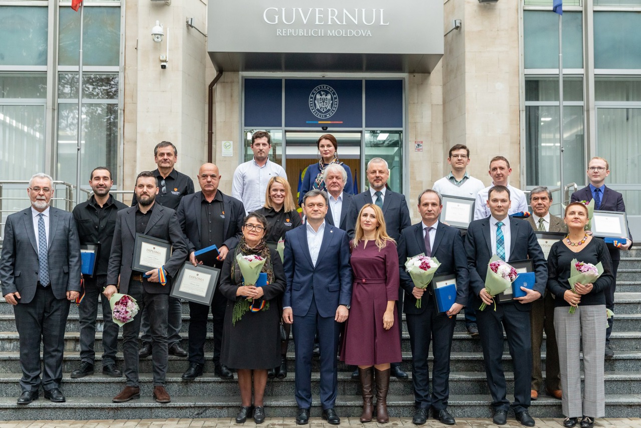 FOTO Laureații premiului național au fost onorați într-o ceremonie la Guvern, printre aceștia fiind și echipa „Telefilm-Chișinău”