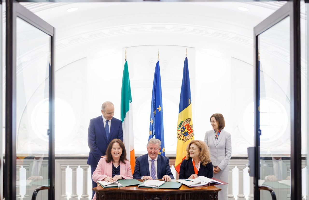 Acord semnat la Dublin: Șoferii moldoveni scapă de testări pentru preschimbarea permisului în Irlanda