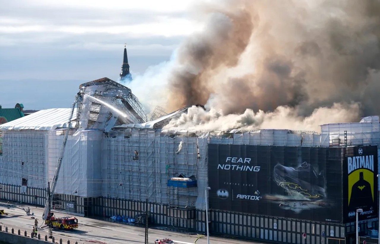 Сильный пожар на Копенгагенской Фондовой Бирже. Обрушилась башня здания, высотой более 54 метров