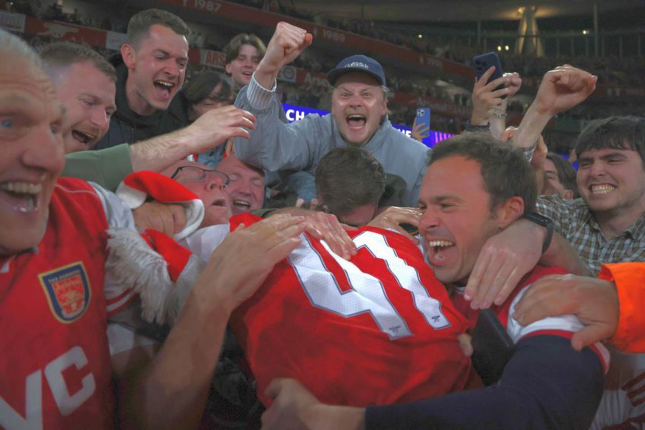 Bucurie la Londra: Jucătorii lui Arsenal au sărbătorit alături de suporteri calificarea în finala Ligii Campionilor 