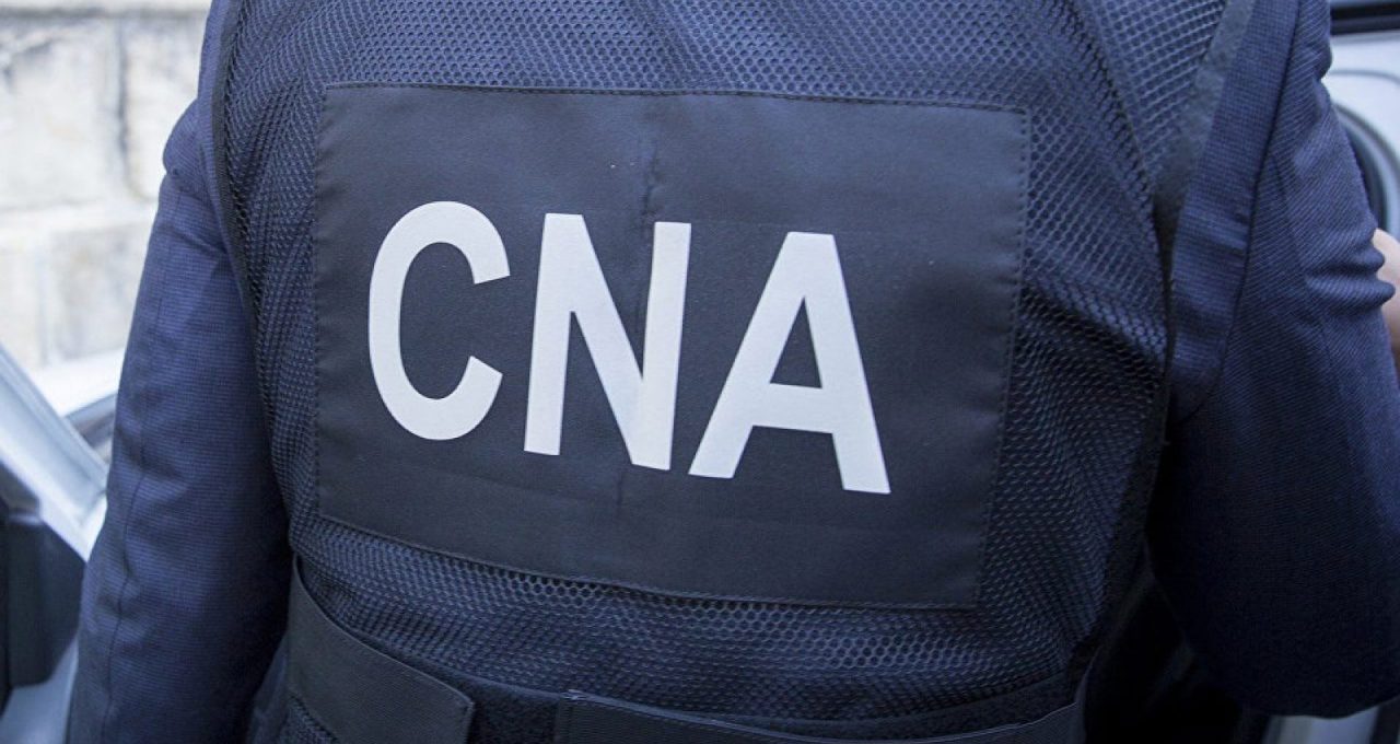Șefa Secției Teritoriale Bălți a AIPA și un administrator, reținuți de CNA în urma perchezițiilor