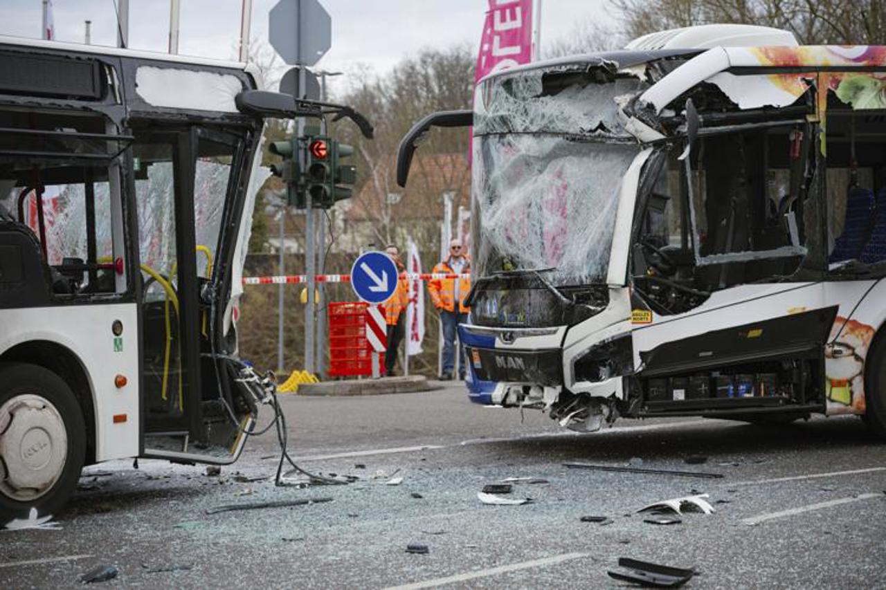 30 de persoane au fost rănite după ce două autobuze s-au ciocnit frontal în Germania 