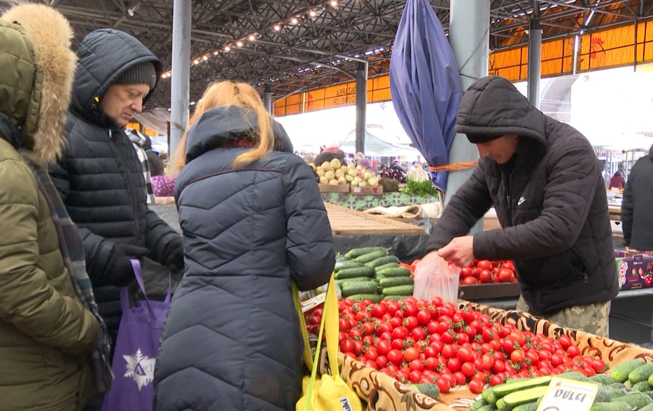 Cumpărături pentru Revelion: „Cam scump, dar trebuie să petrecem frumos sărbătorile” 