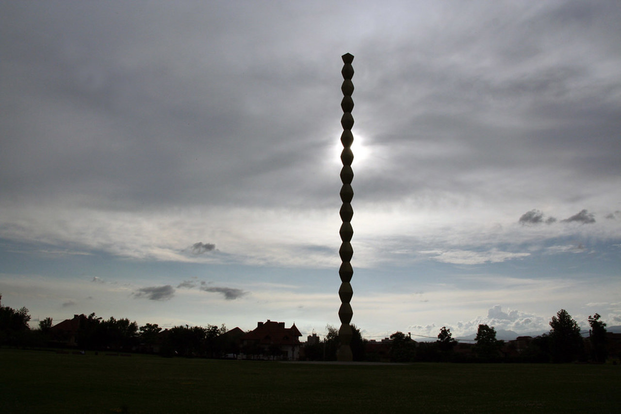 Calendarul Zilei // Se împlinesc 85 de ani de la inaugurarea sculpturii lui Constantin Brâncuși, "Coloana fără sfârșit"