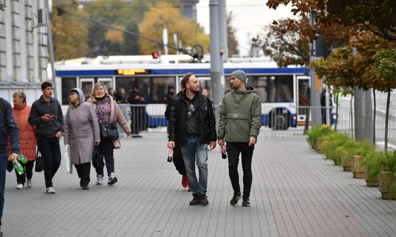 Sondaj de opinie//Ambuteiajele, drumurile deteriorate și lipsa locurilor de parcare, principalele probleme raportate de chișinăuieni