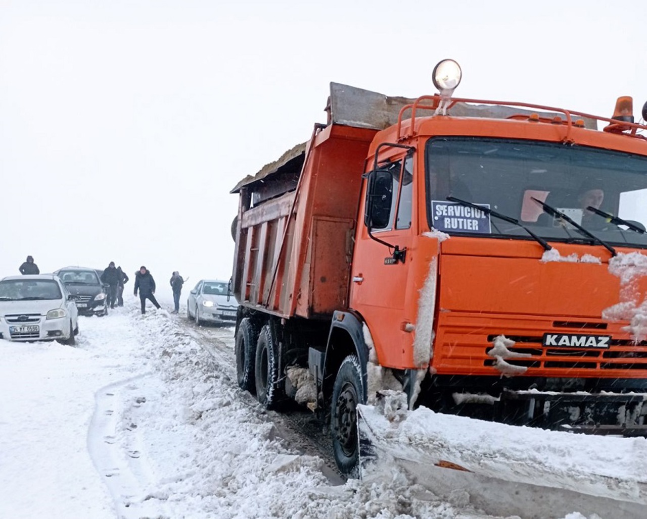 Около двух тысяч тонн противоскользящего материала распределено минувшей ночью по трассам страны