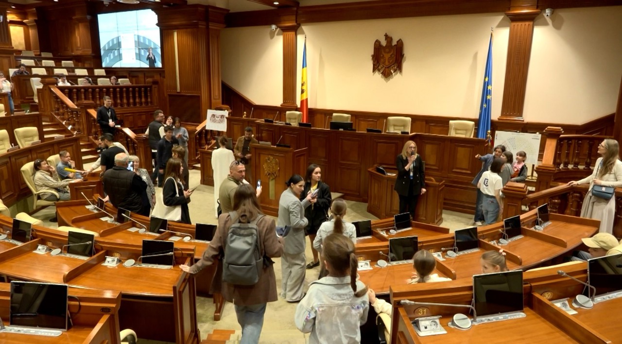 Vizită la Parlament: Accesul în sala de plen, locul în care sunt votate legile, cel mai așteptat moment 