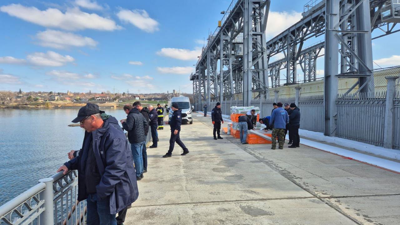 Ministrul Mediului: Echipele vor continua curățarea râului Nistru încă cel puțin trei săptămâni