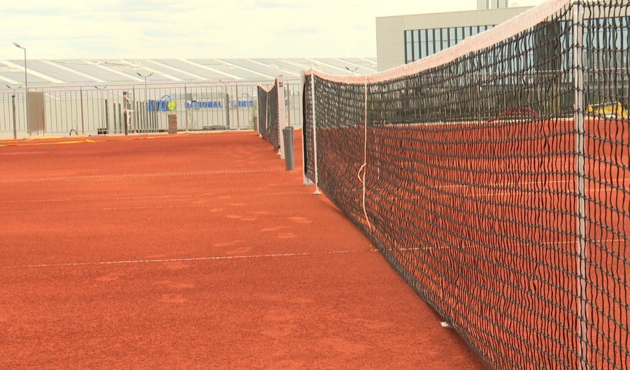 Suprafață de joc ca la Roland Garros! Terenul pe care se vor disputa partidele turneului „Moldova Open" tot mai mult prinde contur