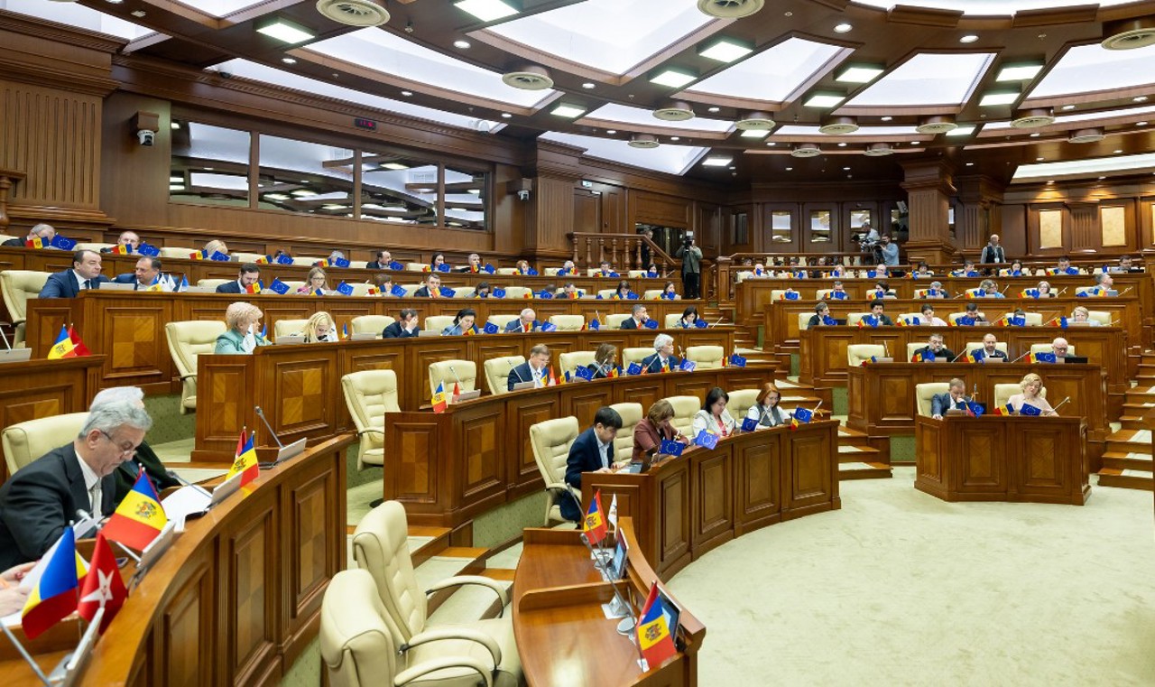 Парламентская оппозиция потребовала заслушать председателя Комиссии пре-веттинга и министра юстиции. Обе инициативы были отвергнуты парламентским большинством