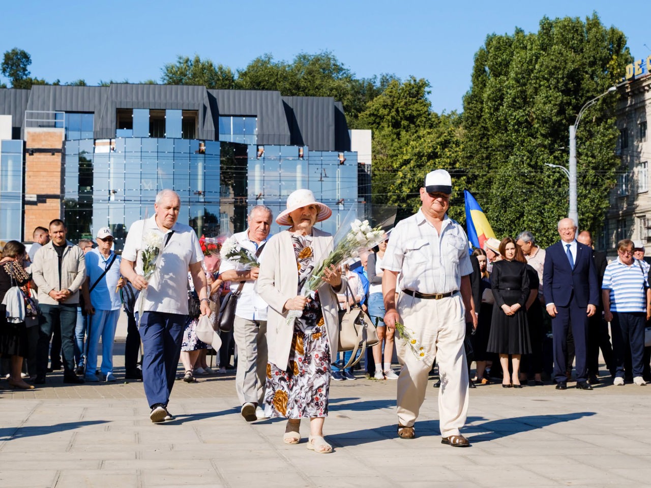 „Ei voiau ca toți să stea în genunchi. Regimul sovietic nu suporta demnitatea”: Conducerea R. Moldova a comemorat victimele deportărilor din 1949 