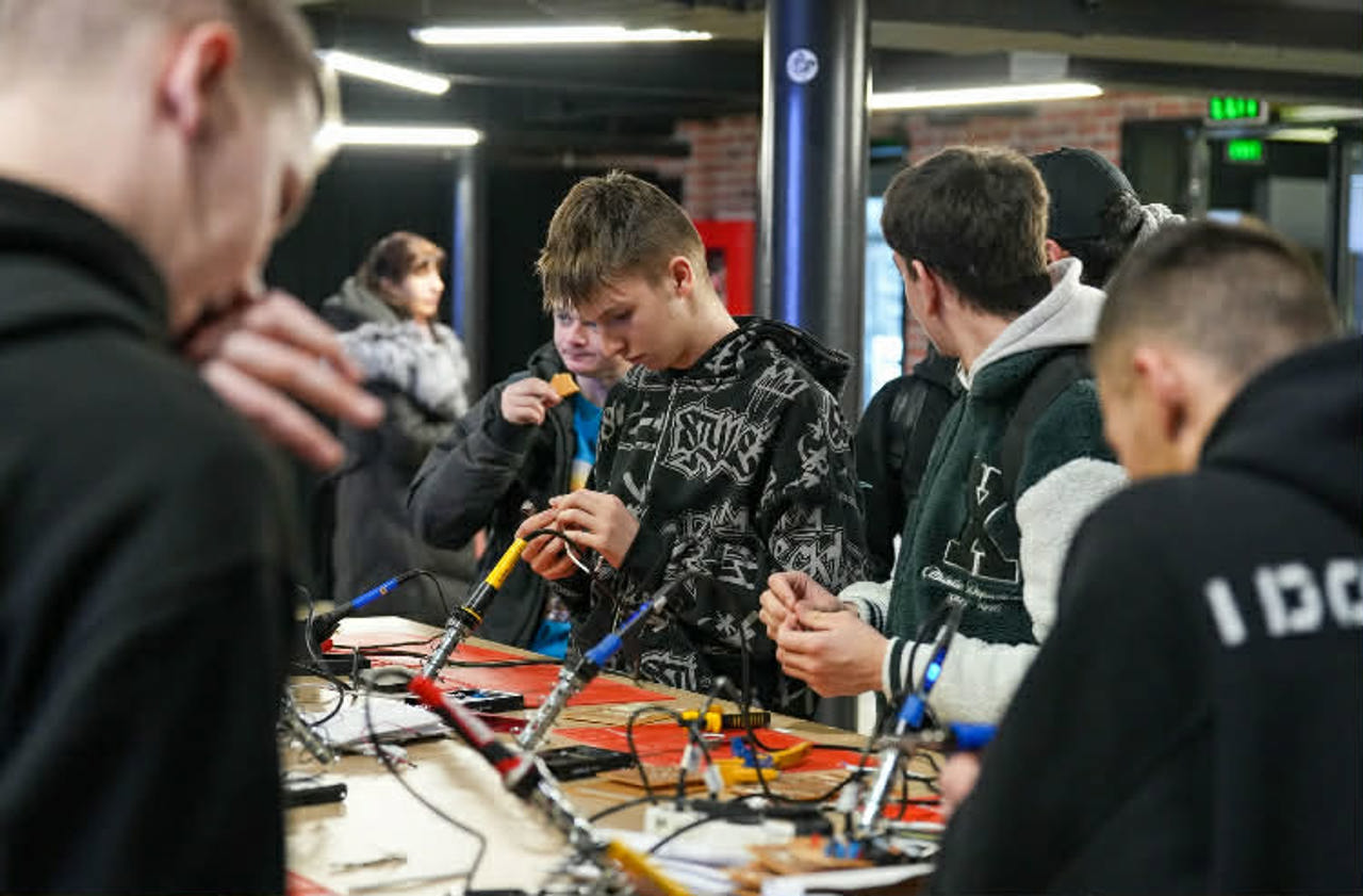 Clubul Tinerilor Makeri aduce tehnologia mai aproape de elevii din învățământul profesional din patru orașe ale țării