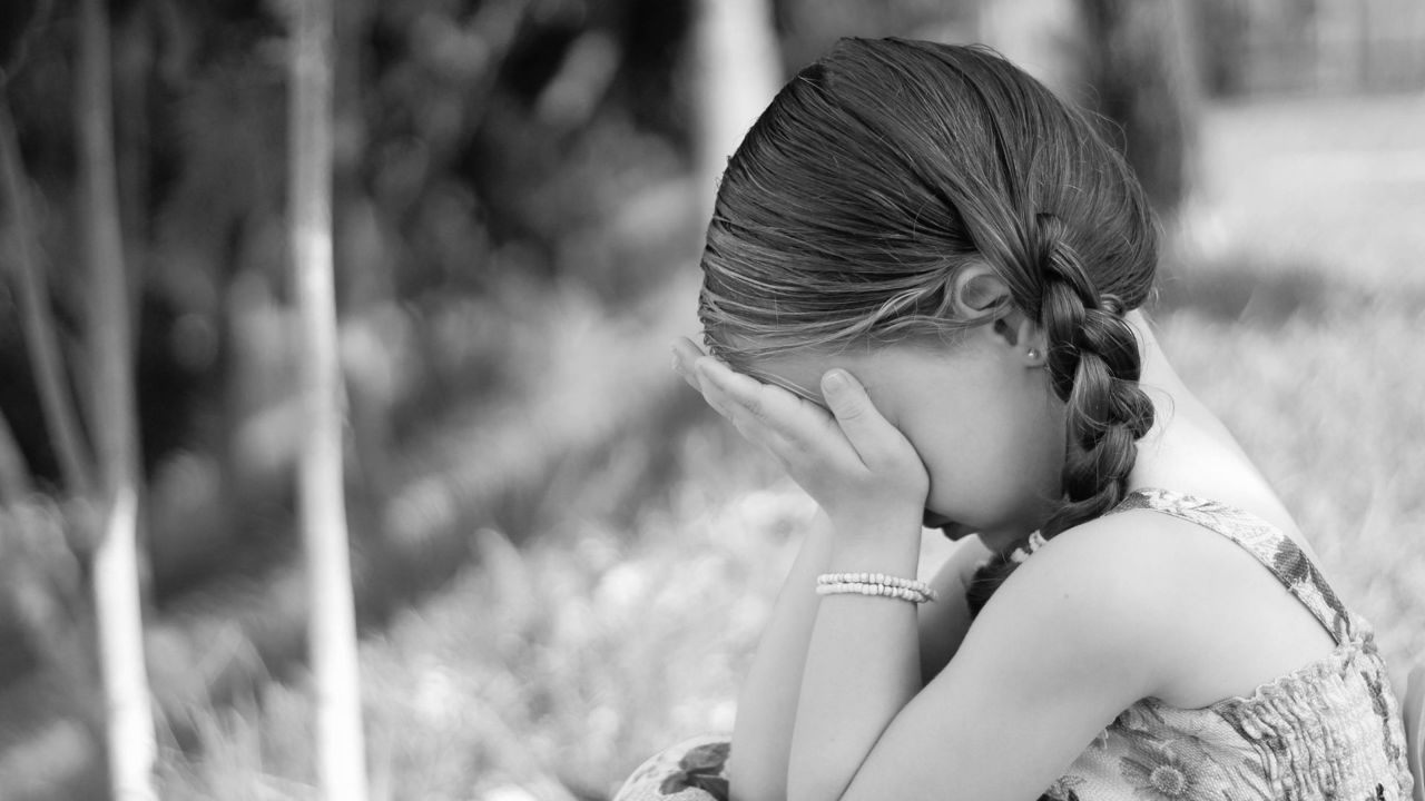 O mamă și-a lăsat fetița de șase ani pe mâna unui consătean care a abuzat-o sexual: Ambii, condamnați la ani grei de închisoare