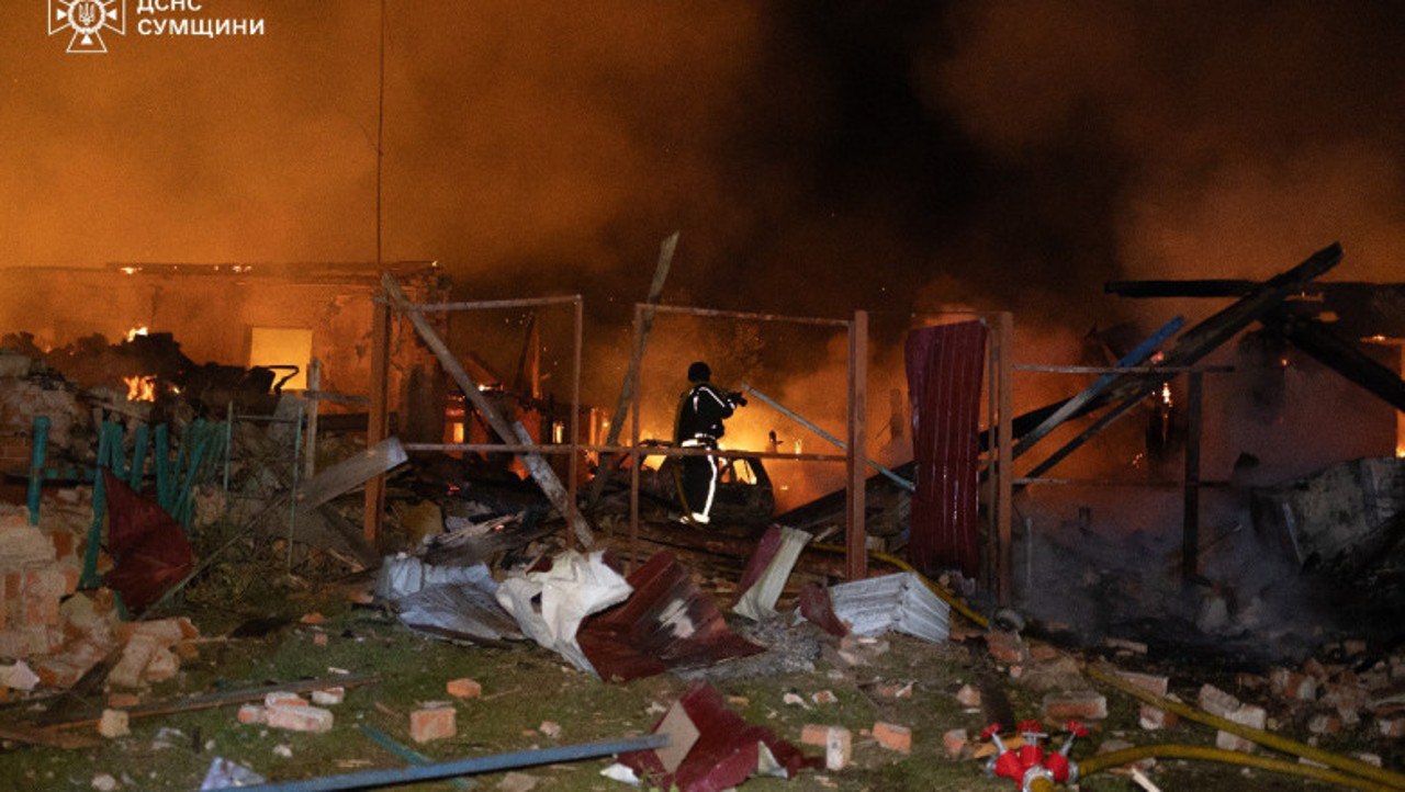 „O lovitură țintită”: doi copii de patru și șase ani și părinții lor, morți după un atac cu dronă rusească asupra locuinței din regiunea Sumî