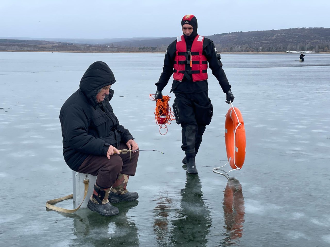 În pofida atenționărilor salvatorilor, zeci de oameni sunt văzuți pe lacurile și iazurile din țară