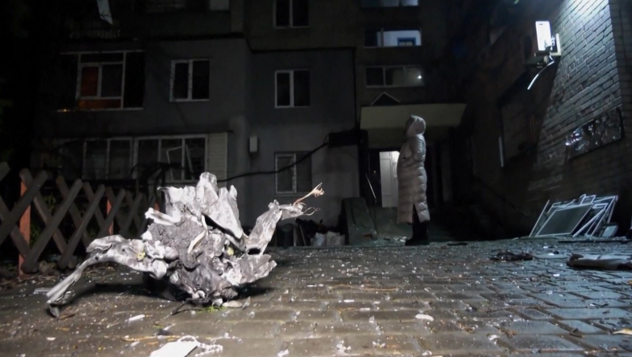 Ucraina, atacată cu o rachetă Iskander și aproape 100 de drone. Sunt civili răniți și clădiri avariate