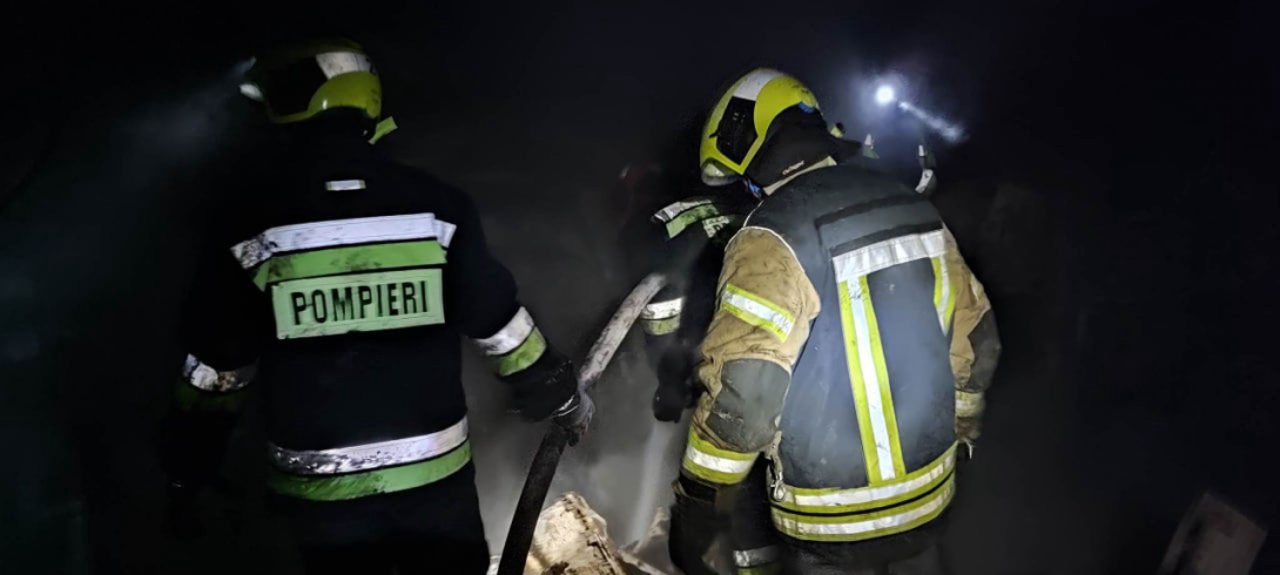 Incendiu într-un bloc din Chișinău: 27 de persoane, inclusiv șase copii, evacuate de pompieri