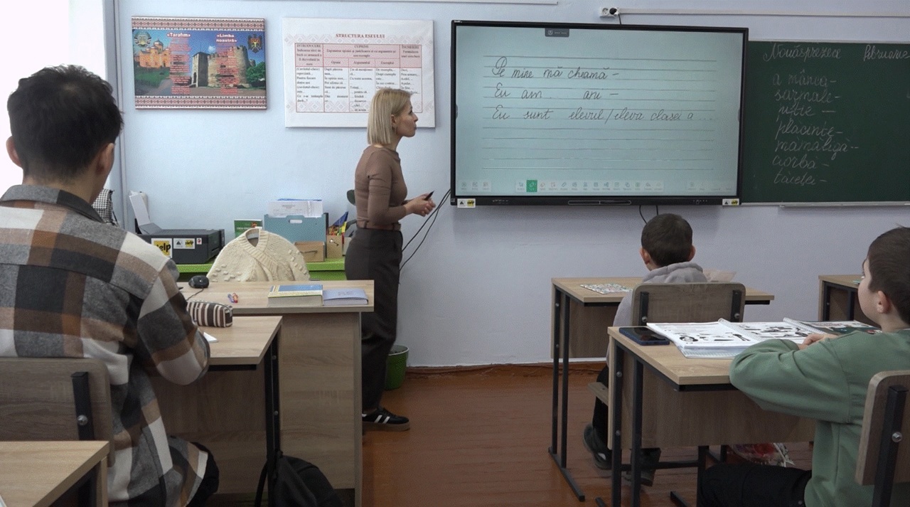 Copiii refugiați și cei repatriați vor învăța limba română în baza unui nou curriculum, gândit pentru viața de zi cu zi și integrare rapidă