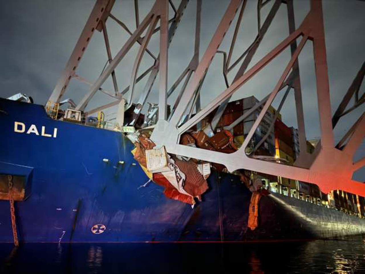 FOTO Podul din Baltimore s-a prăbușit după ce o navă container s-a izbit violent de el. Se desfășoară operațiuni de căutare a supraviețuitorilor