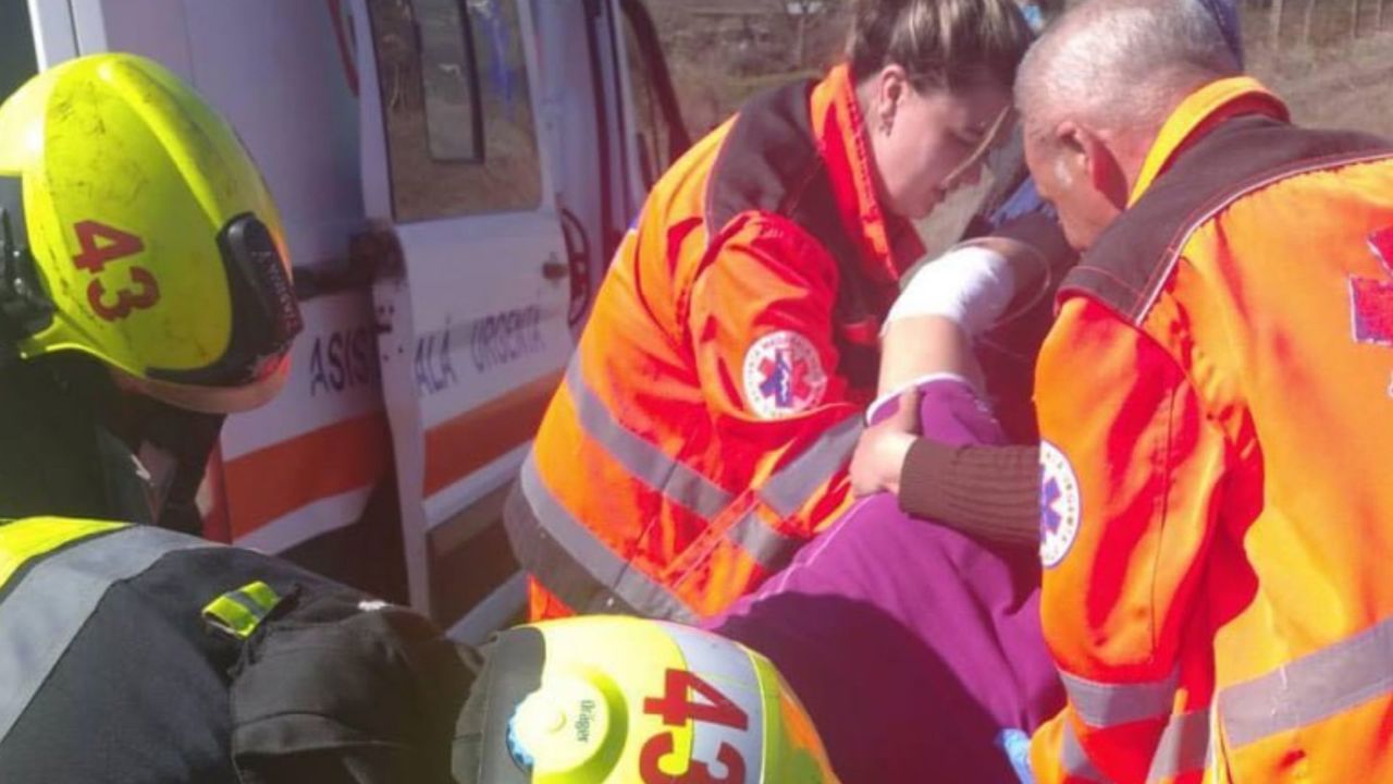 Un tânăr s-a ales cu traumatisme severe după ce a rămas blocat în fiarele unui motocultor