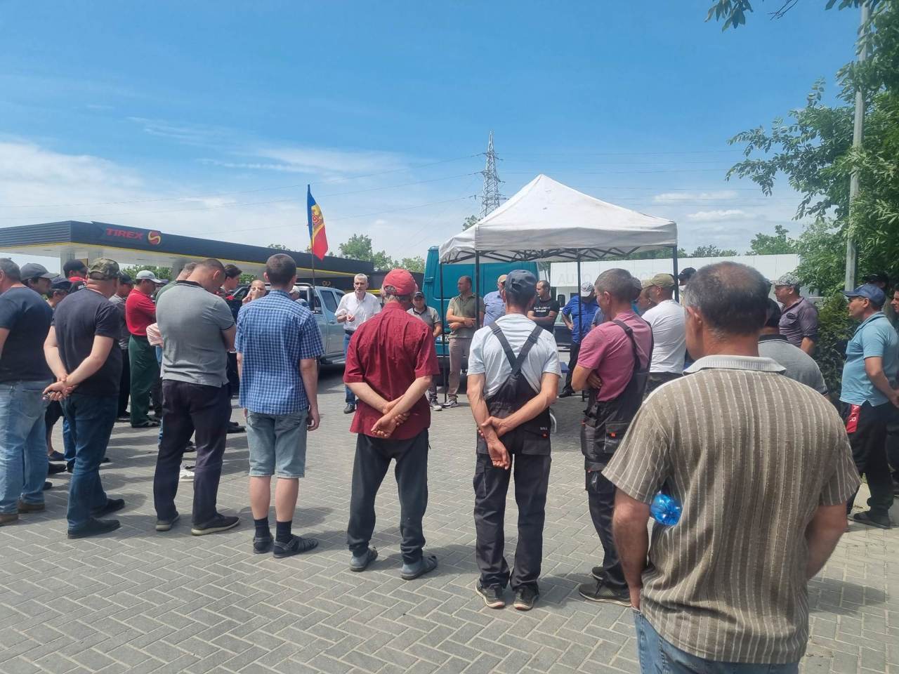 По всей стране продолжаются протесты фермеров. Более 500 тракторов стоят на дорогах страны