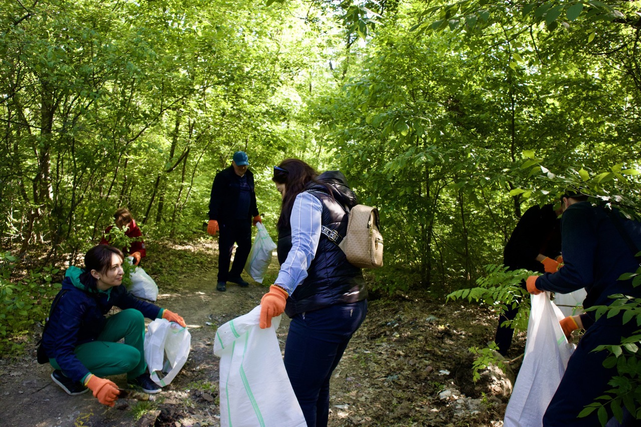 Zeci de voluntari au participat la o acțiune de salubrizare în pădurea de la Durlești. Ministrul Mediului: „Să lăsăm curat în urma noastră”