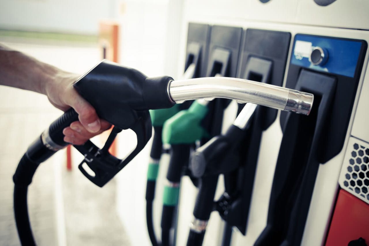 Цены на бензин и дизельное топливо в России падают после введения экспортных ограничений
