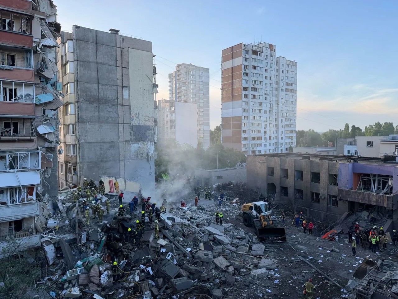 Noapte de foc în Ucraina: Atacurile rusești au provocat victime și distrugeri în Kiev