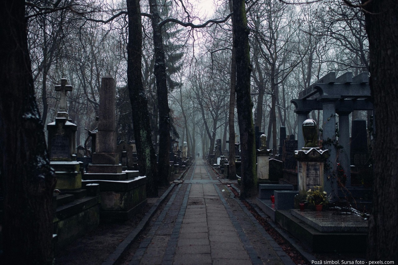Trei persoane, condamnate pentru profanarea mai multor morminte. Pedepsele impuse de instanță
