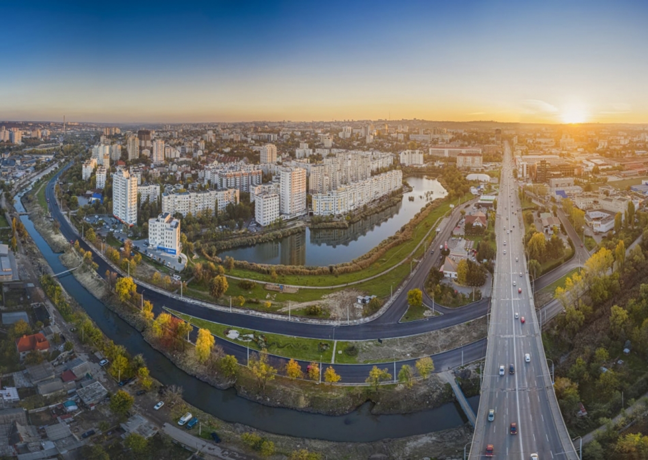 Lucrările de reparație pe podul de pe strada Mihai Viteazul sunt în toi. Când se anticipează deschiderea ambelor porțiuni