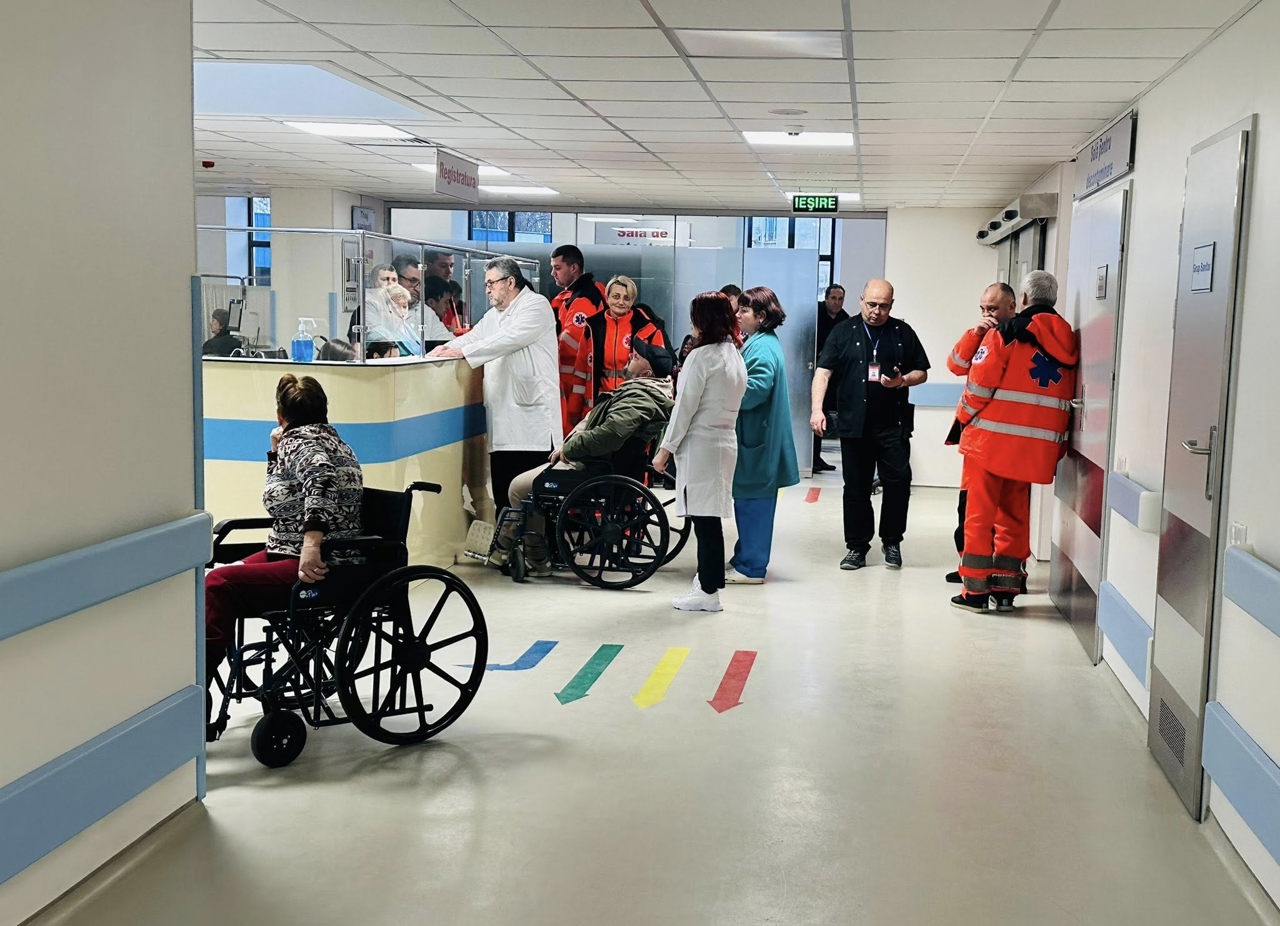 Aproape 550 de tone de material antiderapant, împrăștiate pe drumuri pentru combaterea poleiului