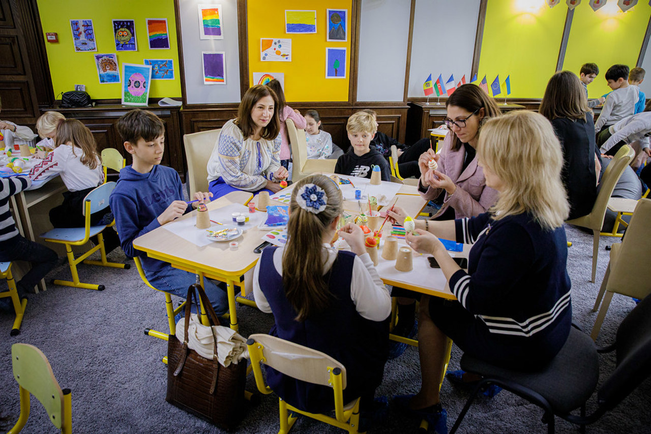 (PHOTO) Children from different countries, participants of an Easter-themed workshop at the Parliament, sent messages of peace