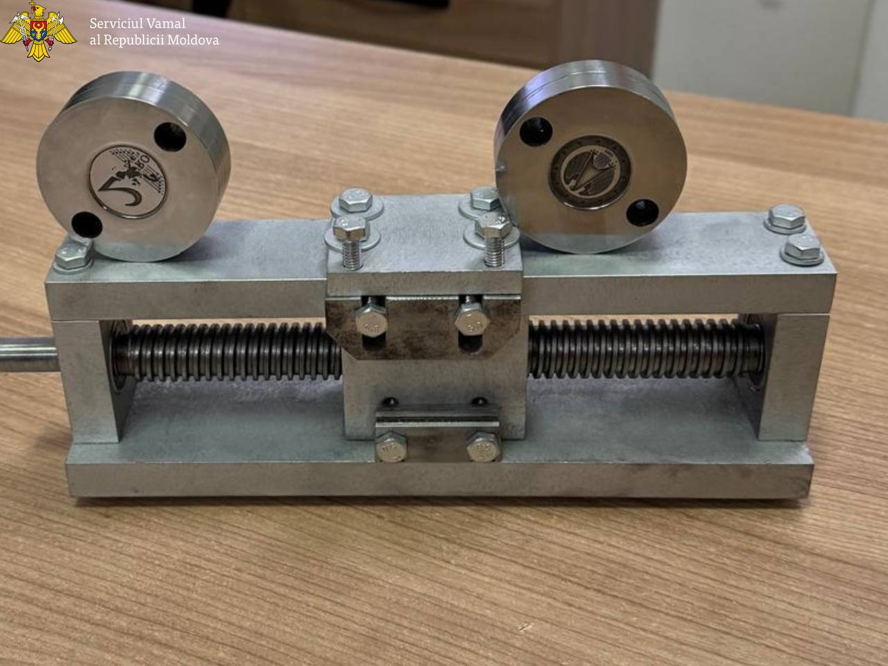 Matrice destinate confecționării monedelor de 2 euro, descoperite la postul vamal Palanca