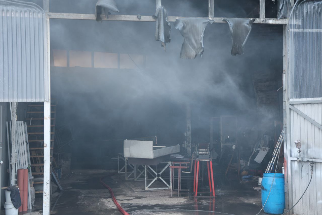 Un depozit de materie primă pentru mobilă a fost mistuit de flăcări