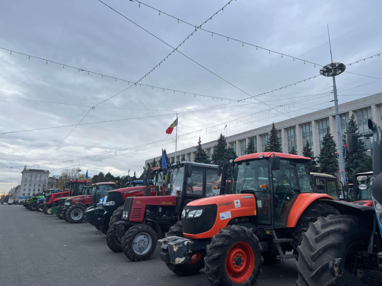 Se așteaptă marșuri cu tehnică agricolă. Agricultorii revin de mâine în Piața Marii Adunări Naționale 