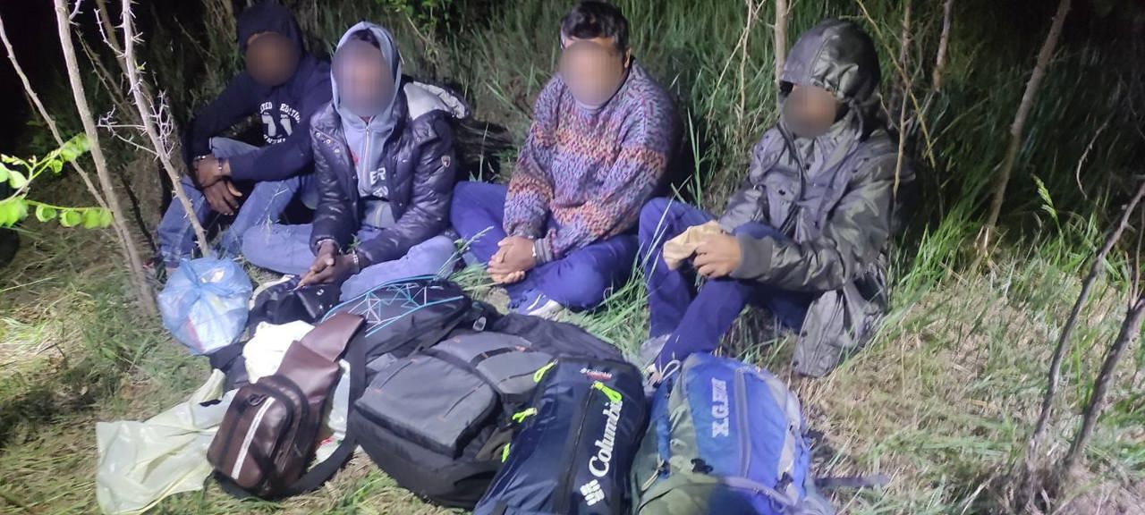Rețea de migrație ilegală, anihilată la frontiera moldo-română. Patru cetățeni străini, opriți în apropiere de Prut